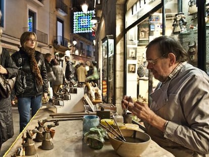 Una tienda muestra al público la creación de figurillas hechas al momento por el propio artesano.