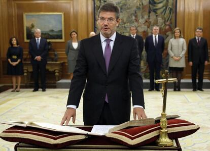 El ministro de Justicia, Rafael Catalá, que conserva el cargo al que llegó en septiembre de 2014, ha sido el primero en jurar ante el Rey.