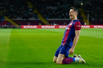 Lewandowski marca tres goles en el duelo entre el Barcelona y el Valencia.
