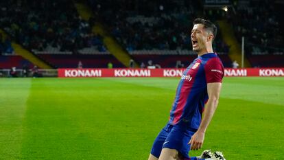 Lewandowski marca tres goles en el duelo entre el Barcelona y el Valencia.