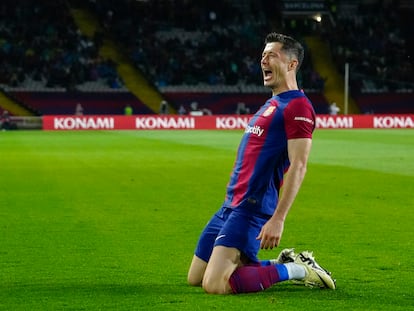 Lewandowski marca tres goles en el duelo entre el Barcelona y el Valencia.