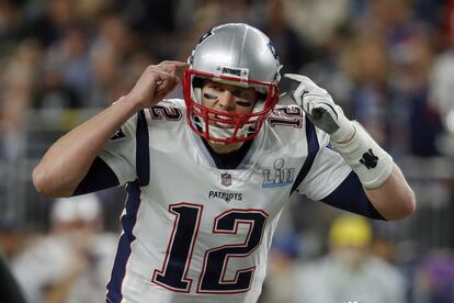 El mariscal de campo de los New England Patriots Tom Brady pide atención a su compañeros durante la primera mitad de la Super Bowl 52 contra los Philadelphia Eagles.