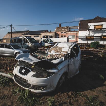 Europa Ciudadana. Reportaje sobre los huracanes y episodios de fenómenos naturales extremos sufridos en el centro de Europa como consecuencia del cambio climático. Localidades afectadas en la República Checa. Cambio climático. Localidad de Moravska Nová Ves, donde un huracán ha arrasado el pueblo. Estado de vehiculos arrastrados por el huracán.
Óscar Corral
19/07/21