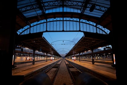 Tras la interrupción generalizada del tráfico, los andenes se quedan vacíos en la estación de tren Gare de l'Est en París. Los trabajadores del transporte también se han unido a la huelga nacional celebrada este jueves, contra el nuevo plan de pensiones.