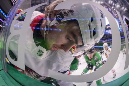 El ala izquierda de los Chicago Blackhawks, Brandon Hagel (38), choca contra el cristal durante el primer tiempo del partido de 'hockey' sobre hielo contra los Dallas Stars en el American Airlines Center, en Dallas (Estados Unidos).