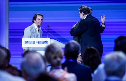 El expresidente del Gobierno, José María Aznar, el presidente del PP, Alberto Núñez Feijóo, y el expresidente del Gobierno, Mariano Rajoy, durante el XXI Congreso Nacional del Partido Popular.