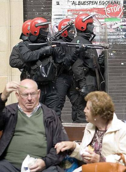 Agentes de la Ertzainzta se posicionan en una esquina del Barrio Viejo de San Sebastián