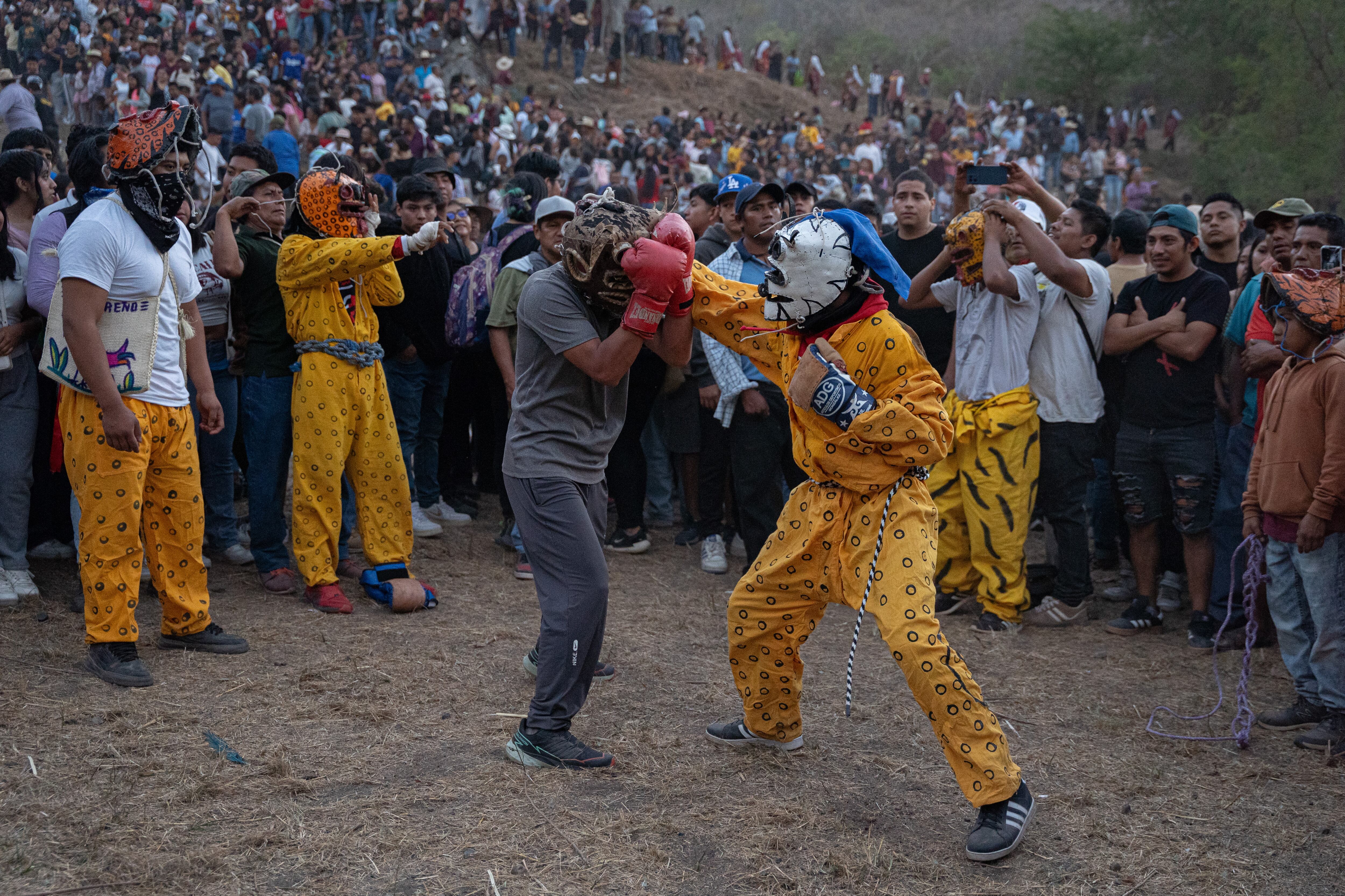 Habitantes de la montaña de Guerrero pelean para pedir lluvias.