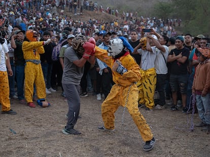 Habitantes de la montaña de Guerrero pelean para pedir lluvias.