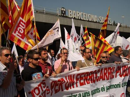 Manifestantes frente a la estación de Barcelona-Sants durante la jornada de huelga de Renfe.