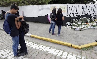 Estudantes prestam homenagem às vítimas da Escola Estadual Raul Brasil, em Suzano. 