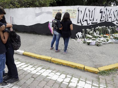 Estudantes prestam homenagem às vítimas da Escola Estadual Raul Brasil, em Suzano. 