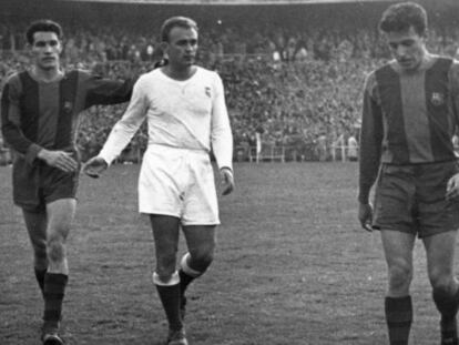 Di Stéfano se retira felicitado por Segarra. Les acompañan Bosch y Basora.