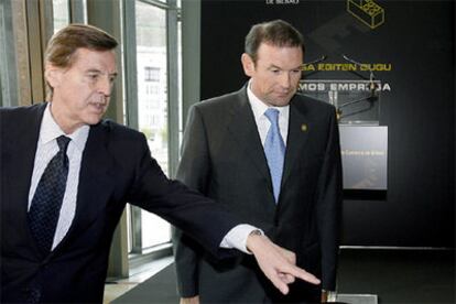 El 'lehendakari', Juan José Ibarretxe, y el presidente de la Cámara de Comercio de Bilbao, Ignacio Echeberria, hoy en Bilbao.