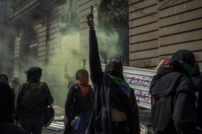 Grupos de protestantes alzaban bengalas de humo del color verde para manifestar su apoyo al aborto legal en México.