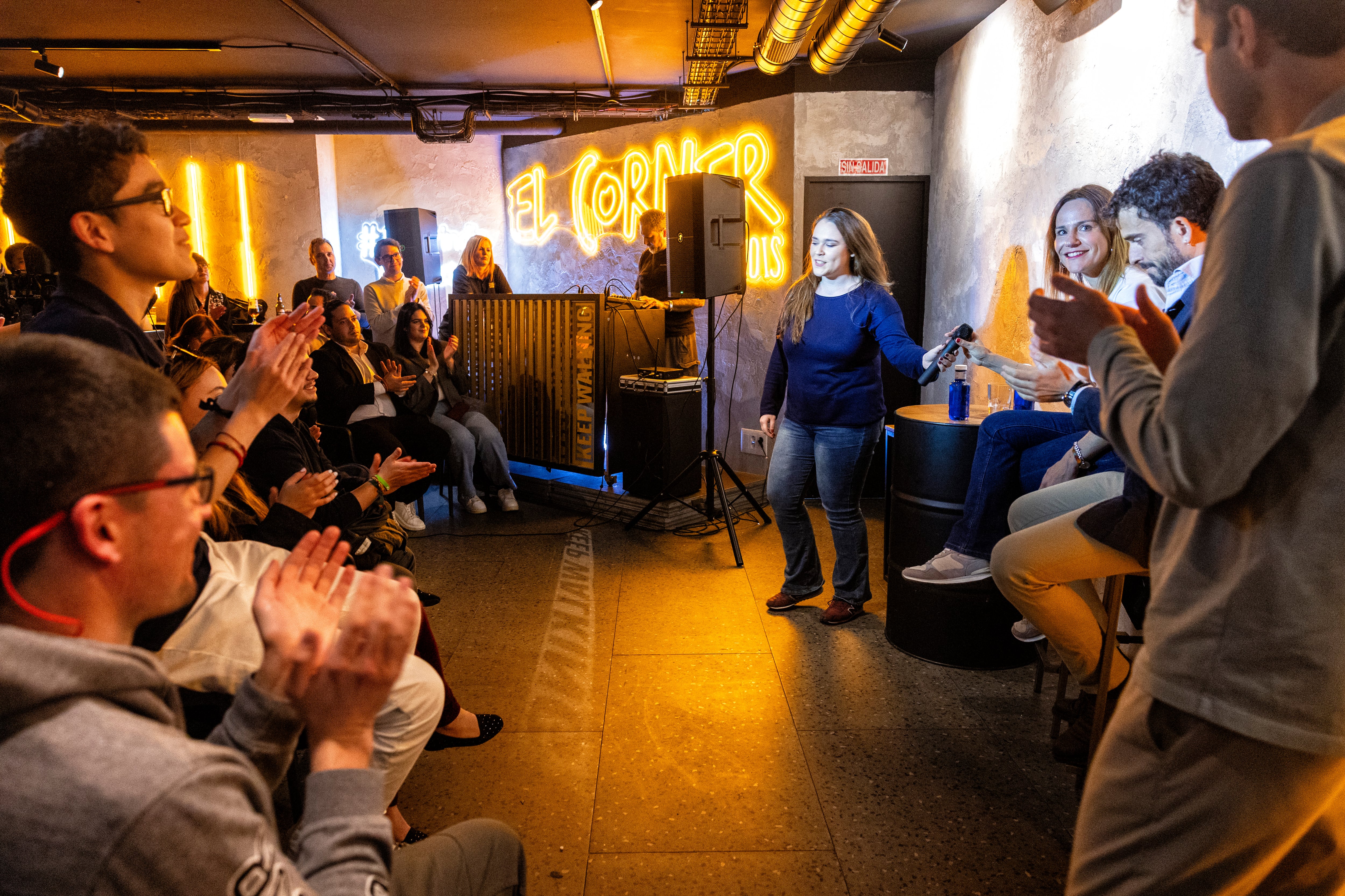 Carlos Hernández Quero (segundo por la derecha), diputado de Vox en el Congreso e Isabel Pérez Moñino (tercera por la derecha), portavoz de Vox en la Asamblea de Madrid, en un encuentro con jóvenes en un bar de Madrid este jueves. 