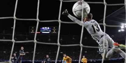 Luis Su&aacute;rez anota el segundo gol para el FC Barcelona en la victoria ante el Atl&eacute;tico de Madrid por 2-1, en el encuentro de ida de cuartos de final de Liga de Campeones que ambos clubes disputaron en el Camp Nou.