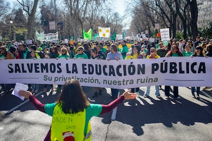 Centenares de personas participan en la manifestación por la educación pública en Madrid, este domingo.