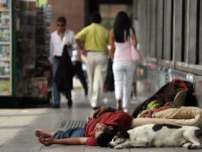 En la imagen, un indigente duerme frente a la Plaza de Mayo en Buenos Aires (Argentina). EFE/Archivo