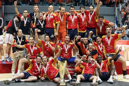 Los jugadores de la selección española posan con el trofeo de campeones del mundo tras su triunfo sobre Croacia.