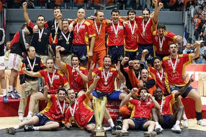 Los jugadores de la selección española posan con el trofeo de campeones del mundo tras su triunfo sobre Croacia.