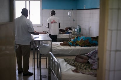 O Hospital Central da Beira conta com 78 especialistas estrangeiros (42 deles cubanos) e 28 moçambicanos. “Queremos que haja mais locais”, pede Ana Tambo, diretora de enfermagem do centro. “Os estrangeiros vão embora, é uma questão de sustentabilidade”, argumenta. Há equipes de apoio de ONGs, como Médicos sem Fronteiras. Também médicos coreanos, indianos e cubanos. “Alguns nem falam português”, diz.