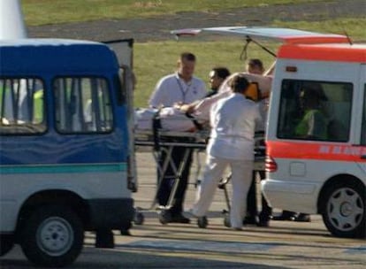 Massa, trasladado en camilla al aeropuerto de Budapest para iniciar su viaje con destino a Sao Paulo.