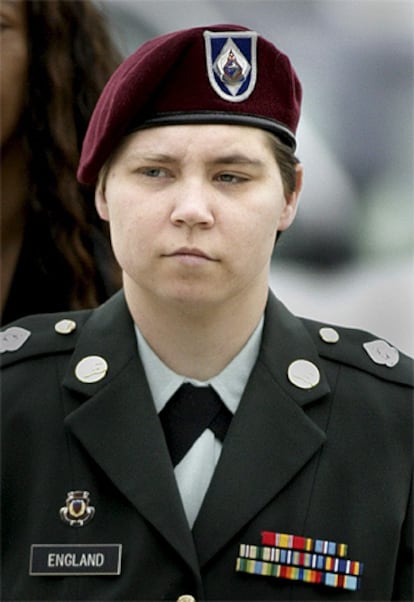 La soldado de EE UU Lynndie England llega a un tribunal militar para asistir a su juicio en Fort Hood, Texas.