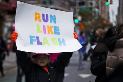 Un niño sujeta un cartel 'Corre como Flash' durante el maratón de Nueva York, 3 de noviembre de 2013. 