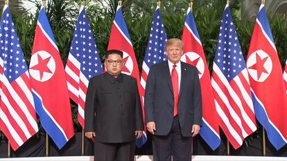 Kim Jong-un e Trump posam para foto histórica.