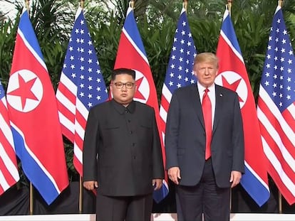 Kim Jong-un e Trump posam para foto histórica.