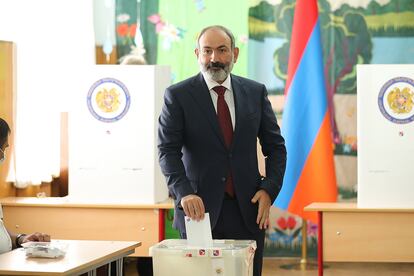 Nikol Pashinián deposita su voto este domingo en un colegio electoral de Ereván.
