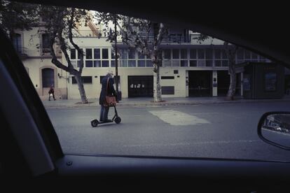 Un hombre se desplaza en patinete eléctrico por el centro de la ciudad, el 16 de abril.