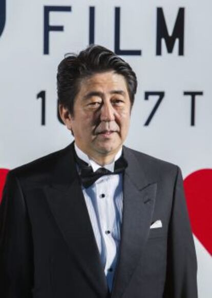 El primer ministro japonés, Shinzo Abe, posa para los fotógrafos durante la inauguración de la 26º edición del Festival Internacional de Cine de Tokio (TIFF), en Tokio (Japón), el pasado jueve 17 de octubre.