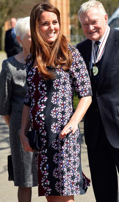 La primera vez que las cámaras captaron que ya se le notaba la 'barriguita' lució un vestido de estampado floral de Erdem.