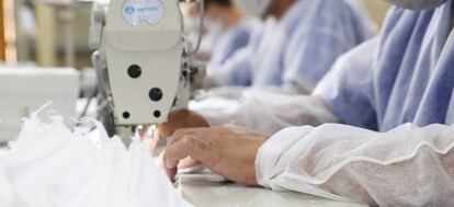 Elaboración de mascarillas de protección clínica en un taller textil.