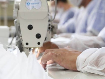 Elaboración de mascarillas de protección clínica en un taller textil.