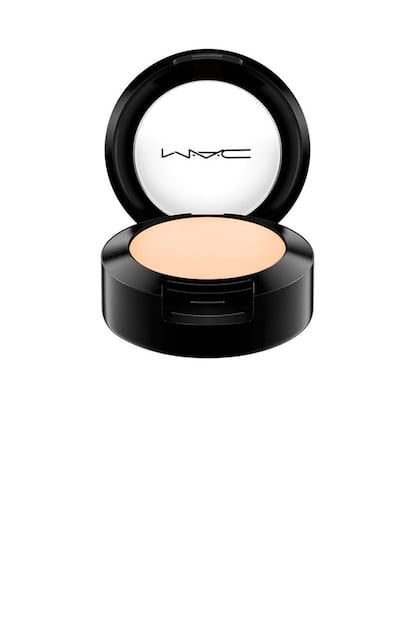 Corrector 'Studio Finish' de MAC. Un clásico que funciona y acaba con ojeras e imperfecciones. Su acabado es bastante seco por lo que es recomendable hidratar antes la piel para que no se cuartee (18,50 euros).