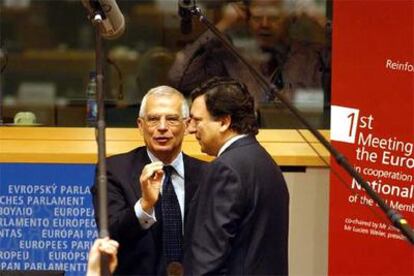 Borrell (izquierda) habla con Durão Barroso en Bruselas en marzo de 2005.