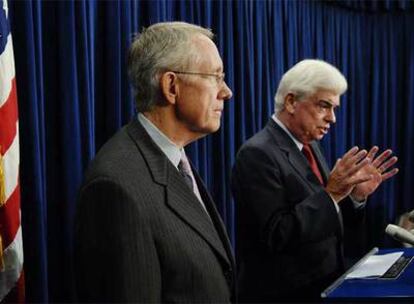 Los senadores Harry Reid (izquierda) y Chris Dodd explican el plan aprobado por el Senado.