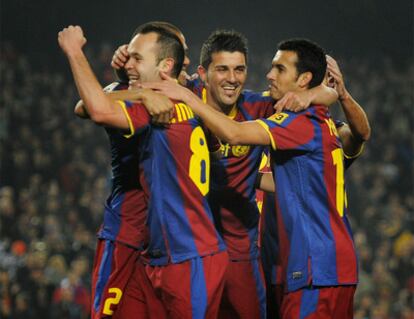 Los jugadores del Barcelona celebran el gol de Iniesta ante el Málaga.