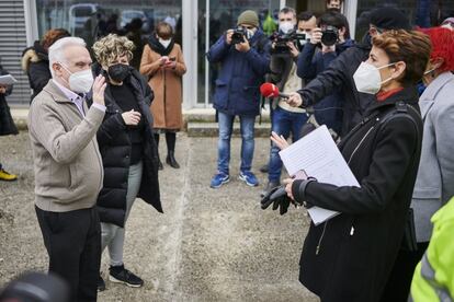 El pamplonés Francisco Guerrero (izquierda), de 70 años y residente desde hace ocho en la residencia El Vergel de Pamplona, ha sido la primera persona en recibir la vacuna en Navarra.