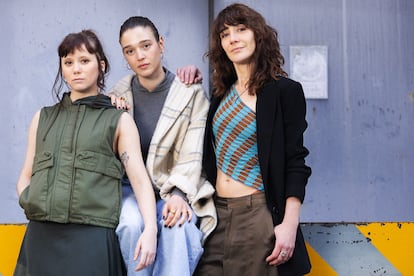 Las actrices Laia Manzanares, Carla Campra y Marta Poveda, protagonistas de la serie 'Asuntos internos', posan en las instalaciones de EL PAÍS el 4 de febrero.