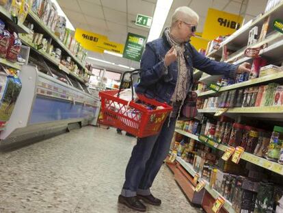Una mujer compra en un supermercado de Manzanares el Real (Madrid) 