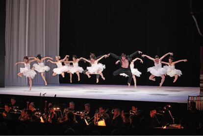 Espect&aacute;culo del grupo Dancebox en la &Oacute;pera de Atenas.