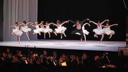 Espect&aacute;culo del grupo Dancebox en la &Oacute;pera de Atenas.