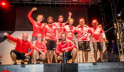 La tripulaci&oacute;n del Mapfre celebra el tercer puesto en Auckland.