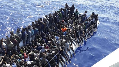 Un barco con inmigrantes interceptado en la costa libia.