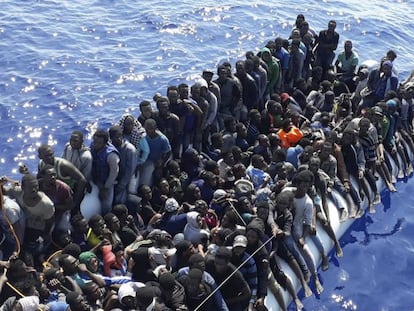 Un barco con inmigrantes interceptado en la costa libia.