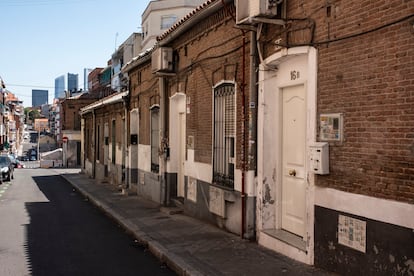 Grupo de casas de estilo neomudéjar con las Cuatro Torres al fondo, en el barrio de Tetuán.